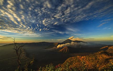 “Gunung Merapi” Yksityiskohtainen Maisema Kuvituksella ja Symbolisella Tarinankerronnalla!